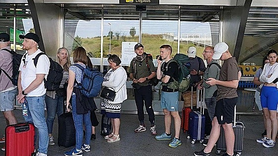 Denuncian el «despilfarro» de plazas vacías en los autobuses entre el aeropuerto de Bilbao y San Sebastián