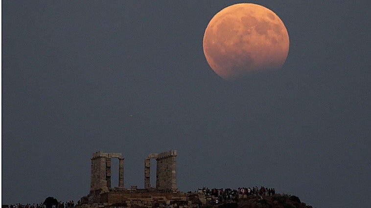 Eclipse lunar de este viernes: a qué hora poner la alarma y qué hacer para no perdértelo