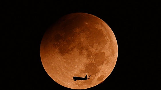 Así se ha visto el eclipse lunar esta madrugada en diferentes partes del mundo