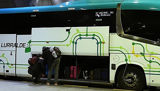 Lurraldebus permitirá vender los billetes de las plazas que queden libres en el último bus Loiu-San Sebastián