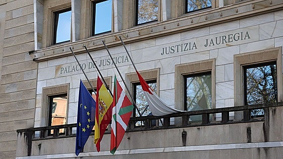 Suspenden 14 meses a un ertzaina por regentar una casa rural en Navarra sin comunicarlo