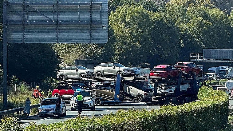Reabiertos los dos carriles de la A-8 en sentido Bilbao cortados desde esta mañana a la altura de Solares por el accidente de un camión