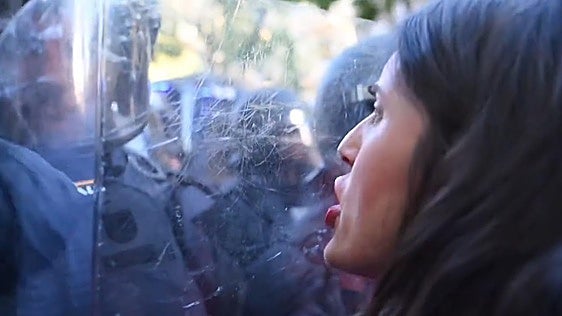El enfrentamiento entre un policía e Irene Montero durante el desahucio de Maricarmen