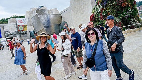 Bizkaia firma su verano con más visitantes de la historia y tira del turismo en Euskadi