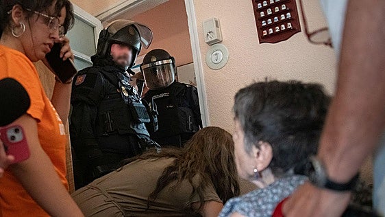 El conmovedor gesto del policía que desalojó a Maricarmen: «Te apoyamos y estamos contigo»