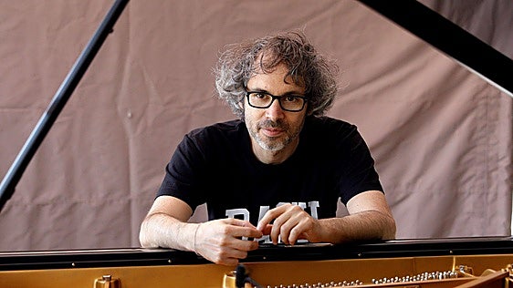 El pianista James Rhodes vuelve a ofrecerse para pagar el alquiler de Maricarmen «indefinidamente y con un año de antelación»