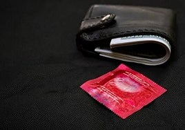 El condón caducado guardado en la cartera