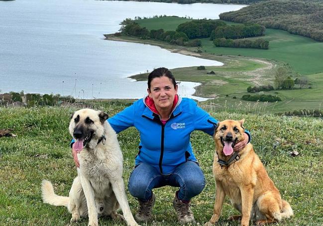 Beatriz Artolazabal con Sorgin y Nahi en el alto de Santa Cruz sobre el pantano de Ullibarri-Gamboa.