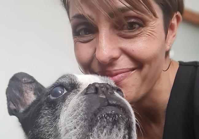 Rocío Vitero posa con su perra Lola, un bulldog francés que ahora lleva tatuado en el antebrazo.