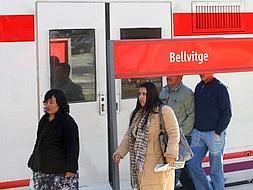 Varias personas bajan de un tren de la línea C-2 de cercanías en Bellvitge tras reabrirse la estación parcialmente después del corte de servicio sufrido el pasado 20 de octubre. /EFE