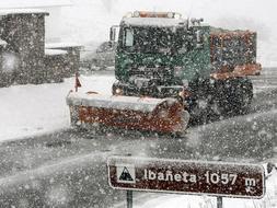 Las carreteras del norte registran ya las primeras incidencias a causa del temporal de frío y nieve que azota a la mitad norte peninsular. /EFE