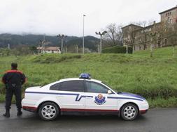 Una patrulla de la Ertzaintza acordona la subida al monte Izarraitz, ubicado entre las localidades de guipuzcoanas de Azpeitia y Akoitia. /EFE