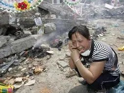 Una mujer llora la pérdida de su hija en el terremoto. /REUTERS
