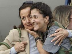 ngrid Betancourt abraza emocionada a su madre tras bajar del avión que la ha trasladado a Bogotá, horas después de su rescate./ EFE