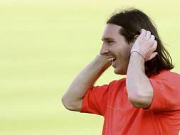 El delantero argentino Lionel Messi ríe en un momento del entrenamiento de su equipo. /EFE