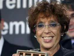 La periodista y escritora Maruja Torres posa con el galardón tras recibir el premio Nadal durante la 65ª edición del galardón y del Premio Josep Pla que se ha celebrado esta noche en Barcelona. / Efe