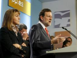 Mariano Rajoy ha comparecido rodeado de la mayoría de los miembros del partido. / Efe