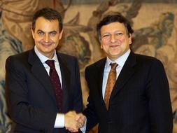 El presidente del Gobierno, José Luis Rodríguez Zapatero (i), junto al presidente de la Comisión, José Manuel Durao Barroso, en una imagen de archivo.