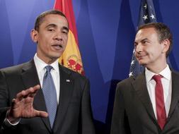 Zapatero escucha atento al presidente Obama, con quien tuvo que hablar con la ayuda de traducción simultánea./ Archivo