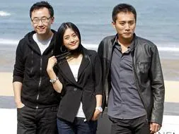 El director chino Lu Chan, y los actores Liu Ye y Qin Lan, posan para los medios. / Efe