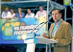 Rajoy pide un cambio de actitud en la política y califica al Gobierno de Zapatero de «chirigota»