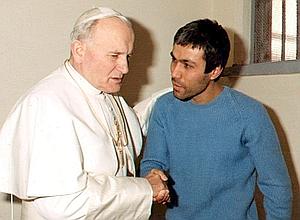 Juan Pablo II visita a Ali Agca, que atentó contra él. / Archivo