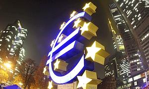 Escultura del símbolo del euro erigida frente a la sede central del Banco Central Europeo. / Archivo