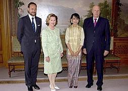 Aung San Suu Kyi, el rey Harald, la reina Sonia y el príncipe Haakon de Noruega. / Afp