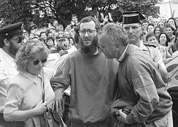 José Antonio Ortega Lara llega a su domicilio tras ser rescatado del zulo donde ETA le tuvo secuestrado. / Tono Gallego (Ap)