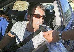 Un conductor se somete a un control del alcoholemia. / Foto: Efe