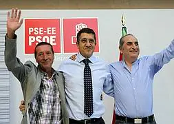 Patxi López, Iñaki Arriola (d), y el portavoz socialista de Arrasate, García Raya. / Javier Etxezarreta (Efe)