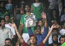 Un hombre con la fotografía de Malala en sus manos, pidiendo justicia. / Archivo