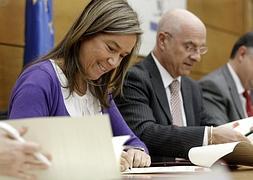 Ana Mato y el presidente de la Federación Española de Industrias de la Alimentación y Bebidas, Jesús Serafín Pérez. / Efe | Atlas