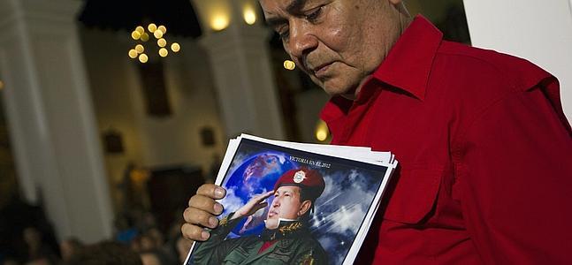 Partidarios de Hugo Chávez rezan por la salud del mandatario. / Carlos Garcia Rawlins (Reuters)