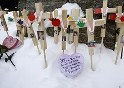 Cruces en la nieve en memoria de las víctimas. / Reuters