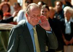 Don Juan Carlos, a las puertas de la clínica Teknon, en 1999. / Archivo | Europa Press