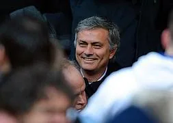 Mourinho sonríe a su llegada al estadio del Manchester United./AFP