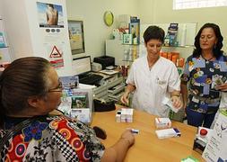 Una farmacéutica dispensando un medicamento. / Foto: Archivo | Vídeo: Atlas