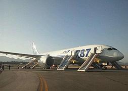 El Boeing 787 Dreamliner, tras efectuar un aterrizaje de emergencia. / Reuters