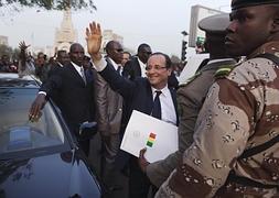 Hollande, ayer en su visita a Bamako. / Reuters