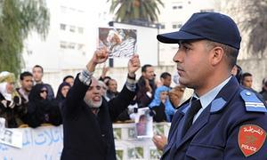 Activistas prosaharauis se manifiestan en frente del Tribunal Militar de Rabat./ Efe