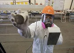 Imagen de un trabajador de Fukushima. / Afp