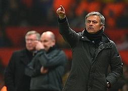 Mourinho gesticula en primer término durante el partido en Old Trafford./Andrew Yates (AFP)