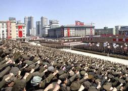 Imagen del centro de Pyongyang con manifestantes. / KCNA/Reuters
