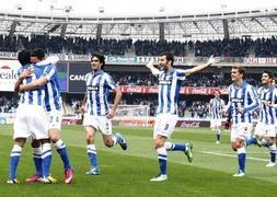 Los jugadores de la Real Sociedad celebran uno de los goles. / Efe