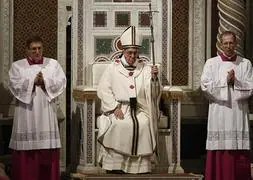 El papa Francisco toma posesión de la cátedra de obispo de Roma. / Afp
