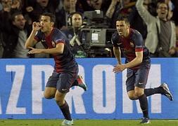 Pedro (i) celebra su gol junto a Villa. / Albert Gea (Reuters)