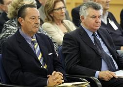 Julián Muñoz (i) y Juan Antonio Roca (d), durante el juicio. / Foto: Chema Moya (Efe) | Vídeo: Atlas