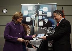 La ministra de Empleo, Fátima Báñez, y el secretario de Estado de la Seguridad Social, Tomás Burgos. / Emilio Naranjo (Efe)