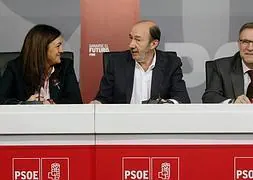 Rubalcaba, durante el encuentro que ha mantenido hoy en la sede del PSOE. / Efe | Vídeo: Atlas